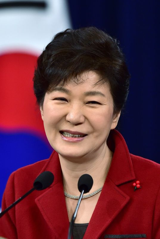 © Reuters. Presidente da Coreia do Sul, Park Geun-Hye, sorri durante entrevista coletiva em Seul