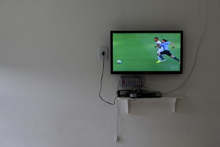 © Reuters. Transmissão de jogo da Copa do Mundo de 2014, em televisão no quarto de um hotel.