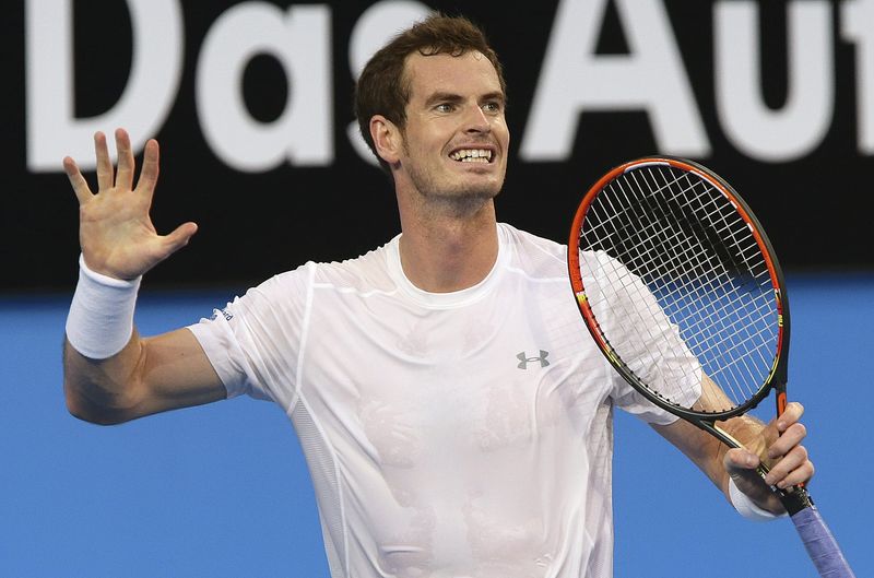 © Reuters. Andy Murray of Britain reacts after losing a point during his men's singles tennis match against Benoit Paire of France at the 2015 Hopman Cup in Perth