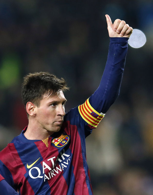 © Reuters. Atacante do Barcelona Lionel Messi comemora gol contra o Elche no Camp Nou em Barcelona