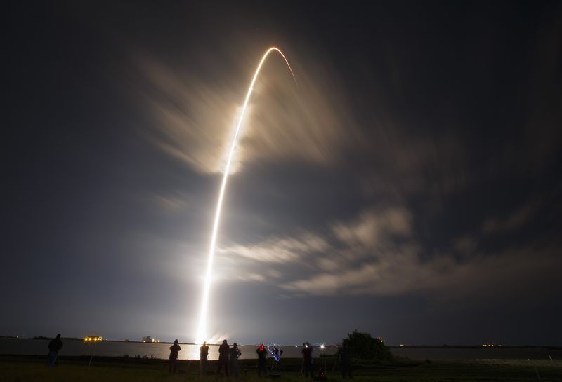 © Reuters. UNE CAPSULE DRAGON S'ARRIME À L'ISS