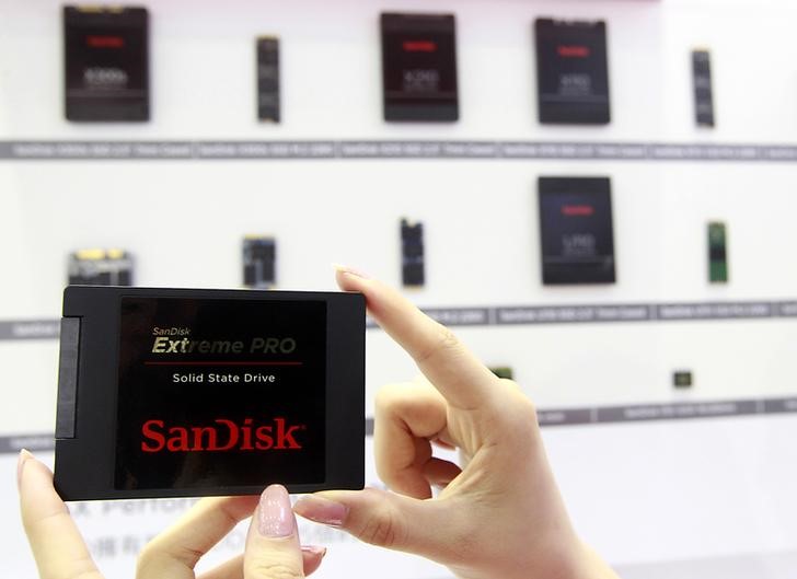 © Reuters. Sandisk's new solid state drive is displayed at the Sandisk booth during the 2014 Computex exhibition at the TWTC Nangang exhibition hall in Taipei