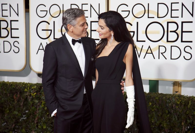 © Reuters. George e Amal Clooney no tapete vermelho do Globo do Ouro