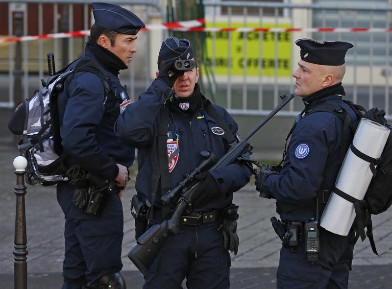 © Reuters. Francia moviliza 10.000 soldados en el país tras los ataques en París