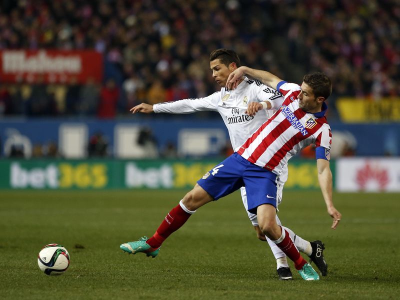 © Reuters. El Atlético busca aliviar contra el Madrid en Copa la derrota ante el Barça