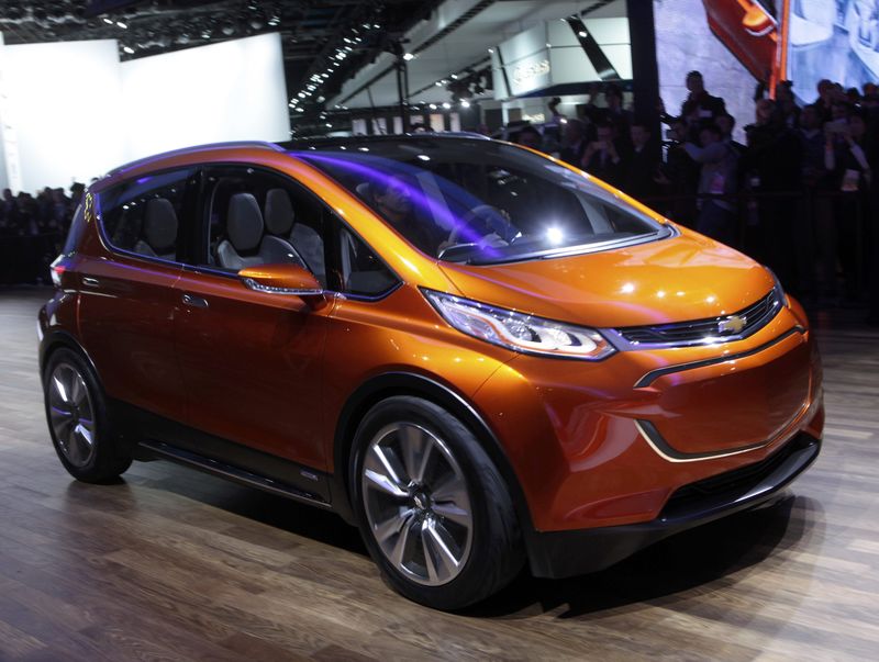 © Reuters. The Chevrolet Bolt EV electric concept car is unveiled during the first press preview day of the North American International Auto Show in Detroit