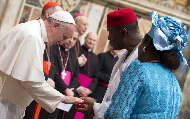 © Reuters. Papa Francisco cumprimenta embaixadores durante audiência com diplomatas no Vaticano