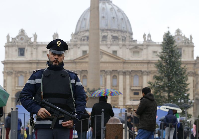 © Reuters. Un agente di polizia di guardia a piazza san Pietro