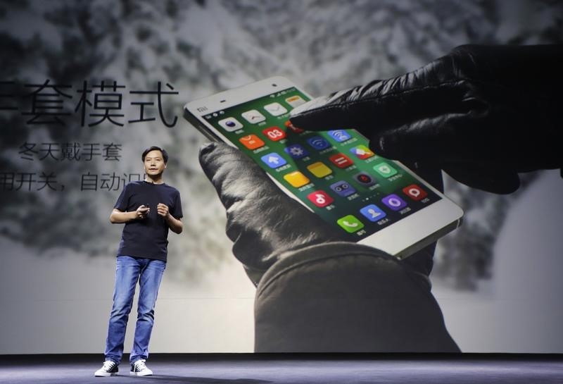 © Reuters. Lei Jun, founder and CEO of China's mobile company Xiaomi Inc, introduces the new features of Xiaomi Phone 4 at its launching ceremony, in Beijing