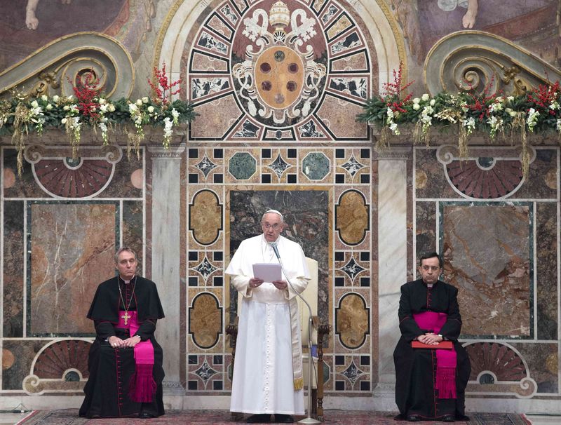 © Reuters. El Papa insta a los líderes musulmanes a condenar la violencia religiosa