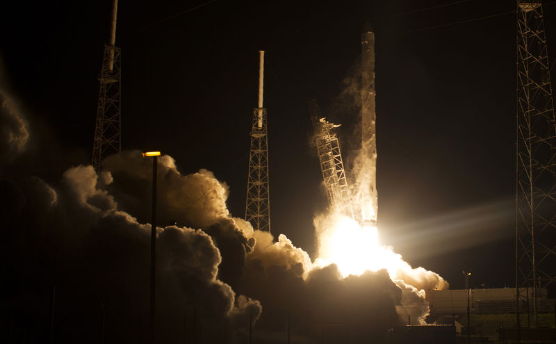 © Reuters. Cápsula Dragón de Spacex llega a la Estación Espacial Internacional