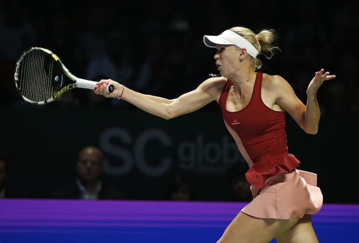 © Reuters. Wozniacki se retira en Sídney por una lesión de muñeca