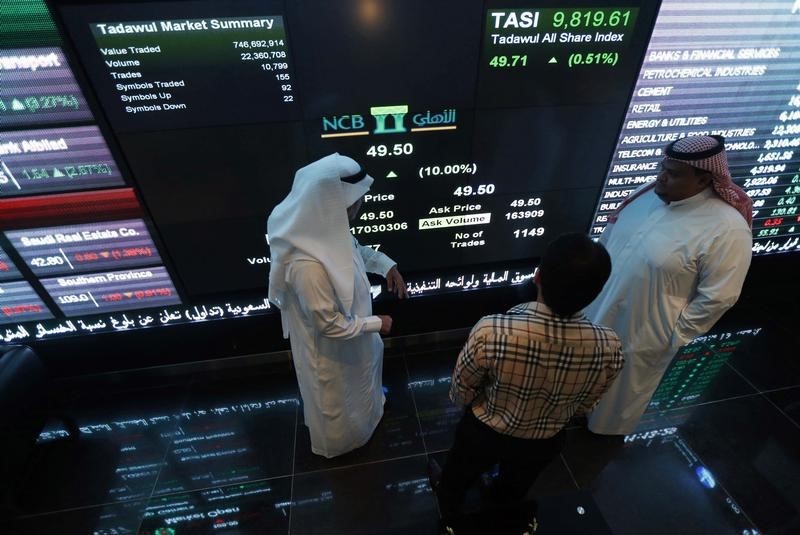 © Reuters. بورصات الخليج تتراجع مع هبوط النفط وأسهم البنوك السعودية ترتفع