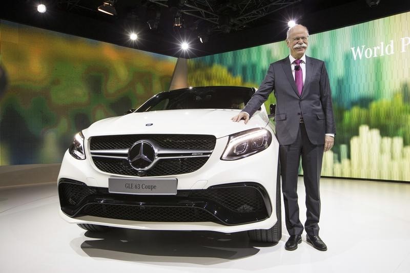 © Reuters. Chairman of Daimler AG and Head of Mercedes-Benz Cars Dieter Zetsche reveals the new Mercedes GLE Coupe during a preview event for the media, ahead of the 2015 North American International Auto Show (NAIAS) in Detroit, Michigan