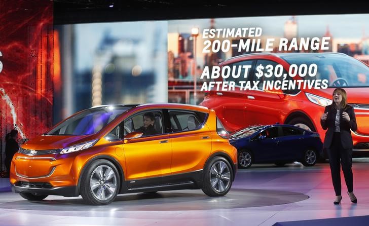 © Reuters. Presidente-executiva da GM, Mary Barra, apresenta Chevrolet Bolt  em Detroit