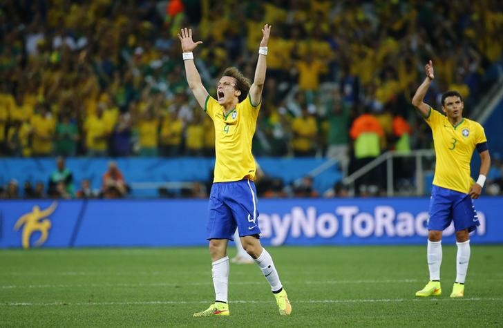 © Reuters. Jogadores David Luiz e Thiago Silva