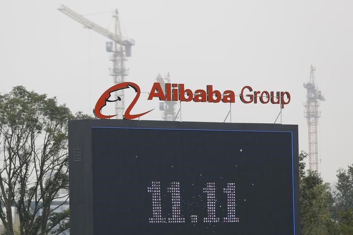© Reuters. Logotipo do Alibaba no local da sede da empresa em Hangzhou.