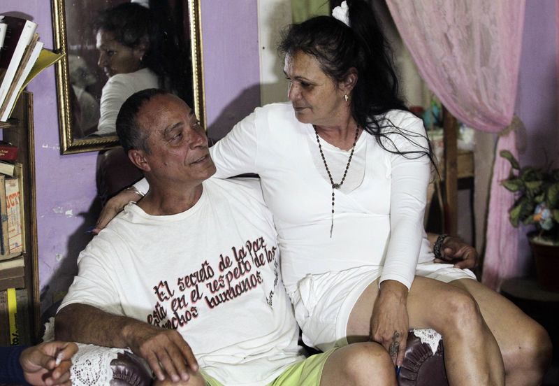 © Reuters. Angel Figueredo and his wife Haydee Gallardo sit together at their home in Havana