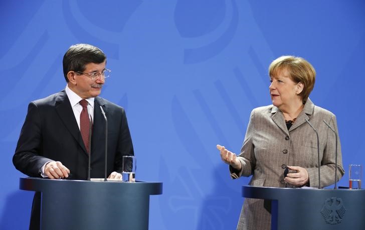 © Reuters. Merkel e Davutoglu concedem entrevista coletiva em Berlim