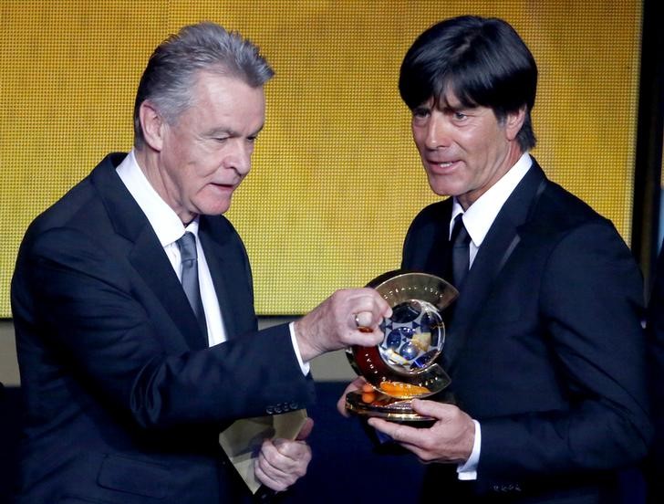 © Reuters. Alemão Joachim Loew recebe o prêmio da Fifa de melhor treinador do mundo de 2014 em cerimônia em Zurique 