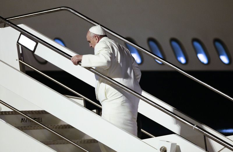 © Reuters. Pope Francis board a plane for his trip to Sri Lanka and the Philippines at Fiumicino airport in Rome