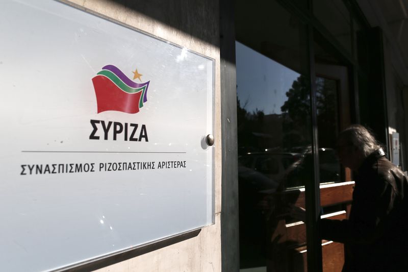 © Reuters. A man enters the headquarters of Greece's main opposition radical leftist Syriza party in Athens