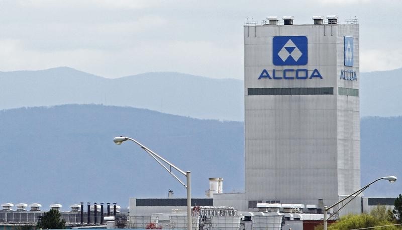 © Reuters. ALCOA AFFICHE UN BÉNÉFICE SUPÉRIEUR AU CONSENSUS