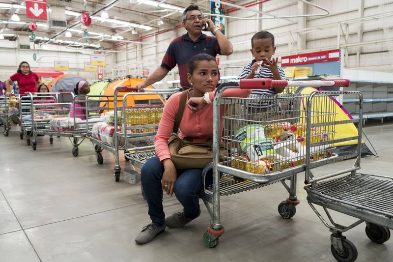 © Reuters. Pessoas fazem filas para pagar compras em supermercado de Caracas