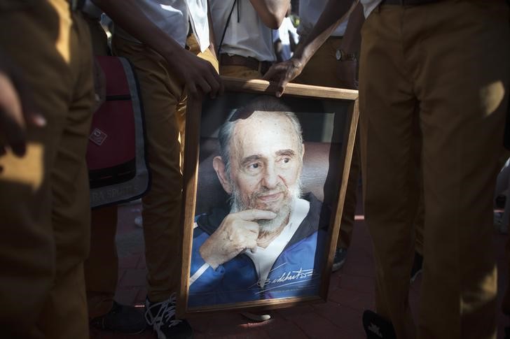 © Reuters. Estudantes seguram foto de Fidel Castro em Havana