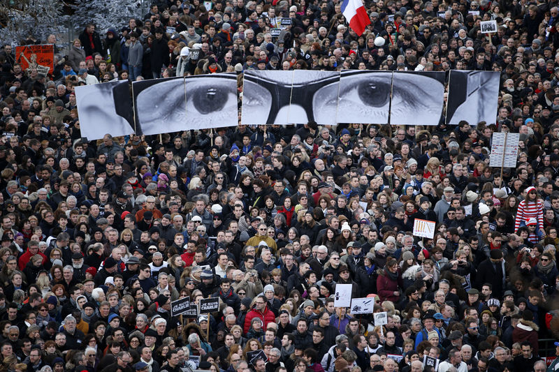 © Reuters. Milhares de pessoas marcham em Paris