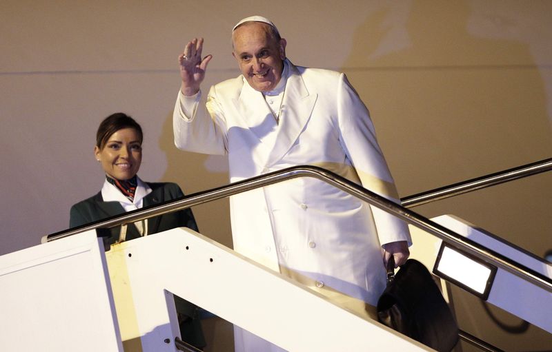 © Reuters. Pope Francis waves as he boards a plane for his trip to Sri Lanka and Philippines at Fiumicino airport