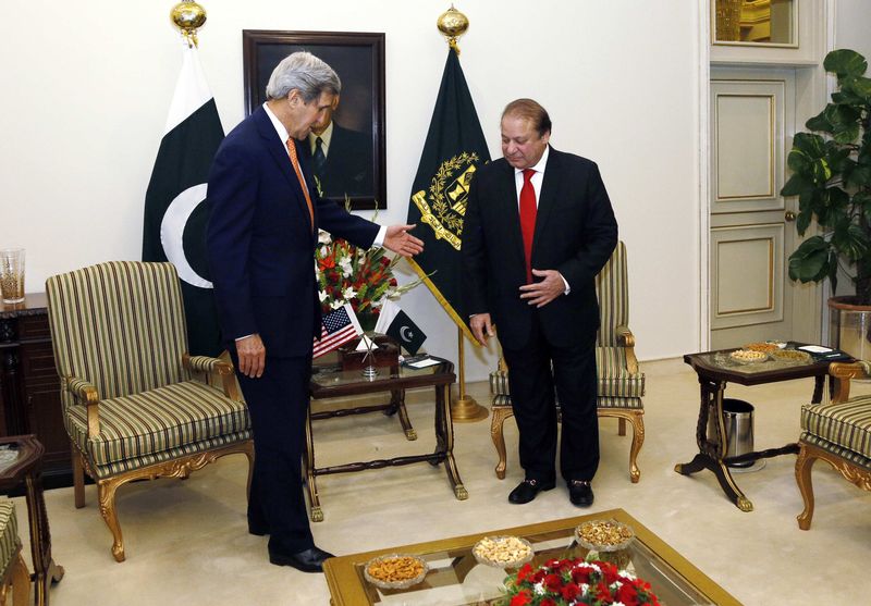 © Reuters. U.S. Secretary of State John Kerry gestures to Pakistan's PM Nawaz Sharif shortly after arriving in Islamabad