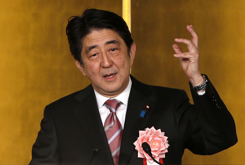 © Reuters. Japan's PM Abe makes a speech at a New Year party hosted by the Japan Business Federation, Japan Association of Corporate Executives and Japan Chamber of Commerce and Industry, in Tokyo