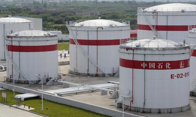 © Reuters. Нефтяные резервуары на заводе компании Sinopec в китайском городе Хэфэй