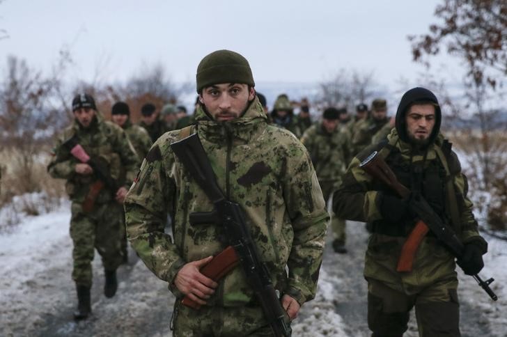 © Reuters. Pro-Russian separatists from the Chechen "Death" battalion walk during a training exercise in the territory controlled by the self-proclaimed Donetsk People's Republic