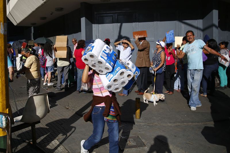 © Reuters. Venezuela libera a detenidos por protestar contra colas y escasez