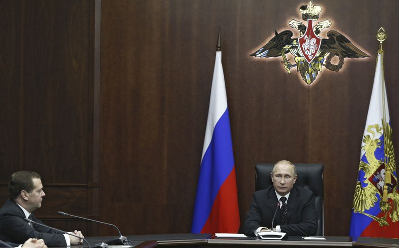 © Reuters. Russia's President Putin and Prime Minister Medvedev attend a meeting of the Security Council at the Russian defense control center in Moscow