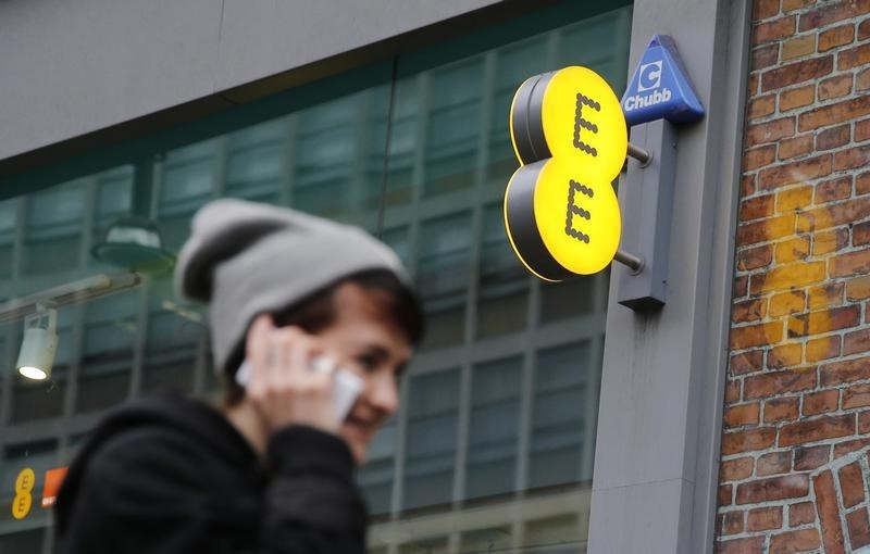 © Reuters. A pedestrian walks past an EE shop on Oxford Street in London