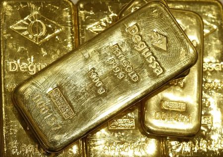 © Reuters. Слитки золота в офисе трейдера  Degussa в Цюрихе