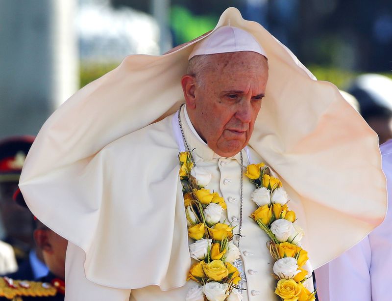 © Reuters. Papa Francisco no aeroporto de Colombo, no Sri Lanka