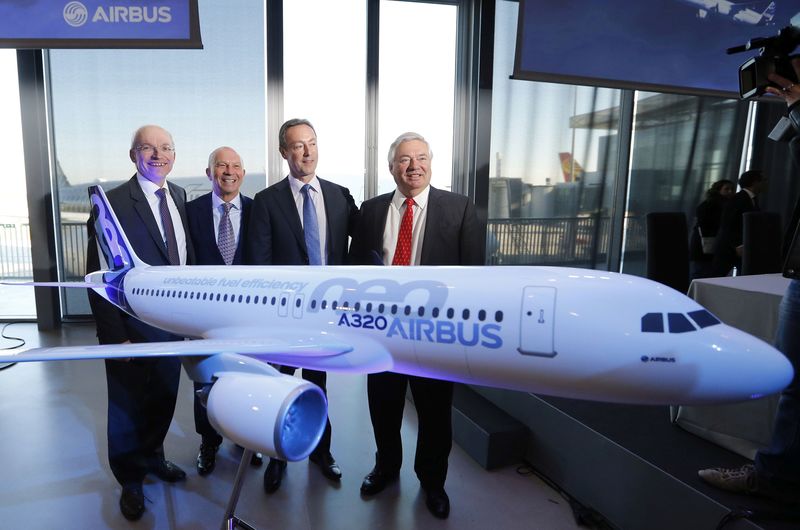 © Reuters. Airbus A350 programme chief Evrard, COO Williams, CEO Bregier and sales chief Leahy pose with model of Airbus A320 NEO in Colomiers