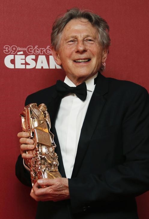 © Reuters. Roman Polanski posa com prêmio de melhor diretor recebido por "La Venus A La Fourrure" na premiação Cesar em Paris