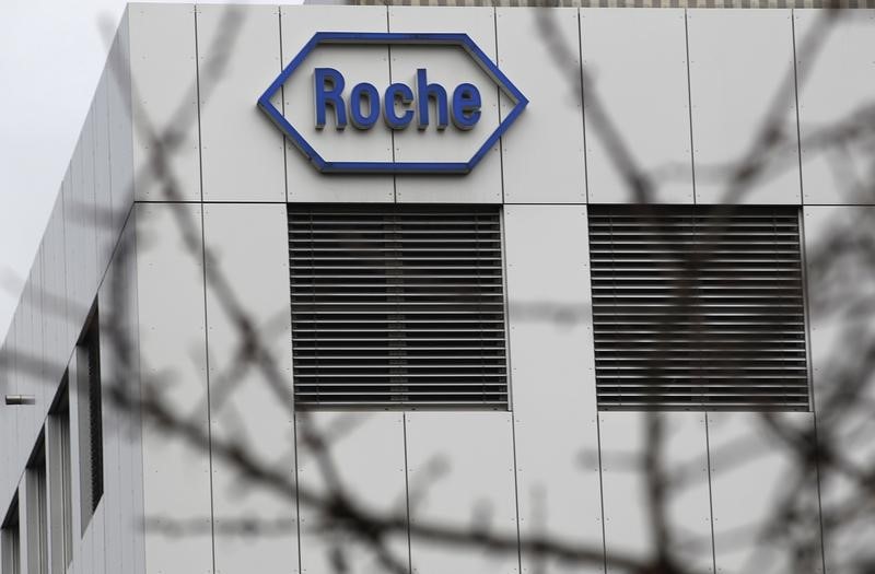 © Reuters. ROCHE SE RENFORCE DANS LES ANTIBIOTIQUES
