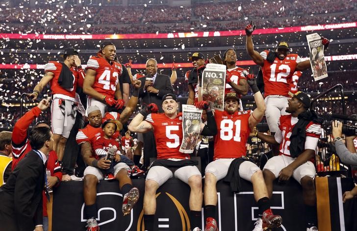 © Reuters. Jogadores de Ohio State comemoram título do futebol universitário dos EUA