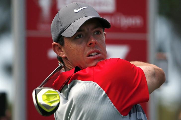 © Reuters. McIlroy of Northern Ireland hits his tee shot on the 17th hole during the Australian Open golf tournament in Sydney