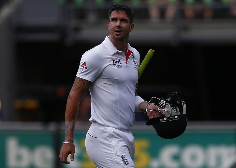 © Reuters. England's Pietersen walks off the field after his dismissal  by Australia's Johnson during the second day of the fourth Ashes cricket test at the Melbourne cricket ground