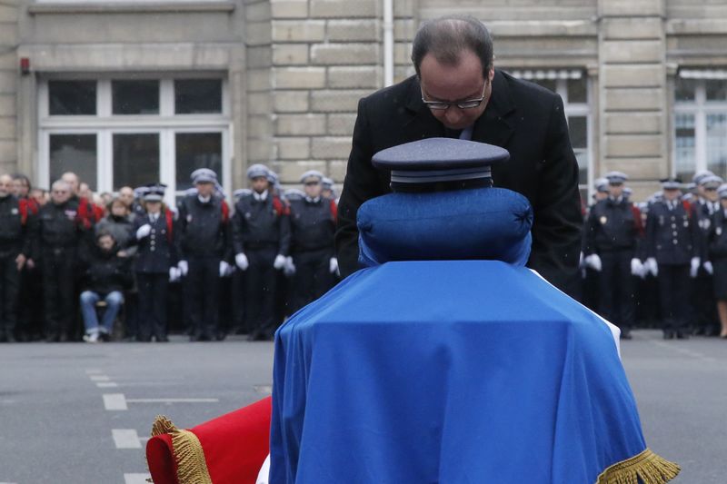 © Reuters. HOMMAGE AUX TROIS POLICIERS TUÉS DANS LES ATTENTATS