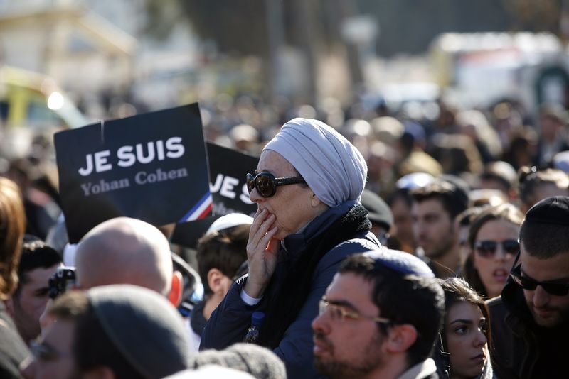 © Reuters. Enterro de judeus vítimas de ataque na França