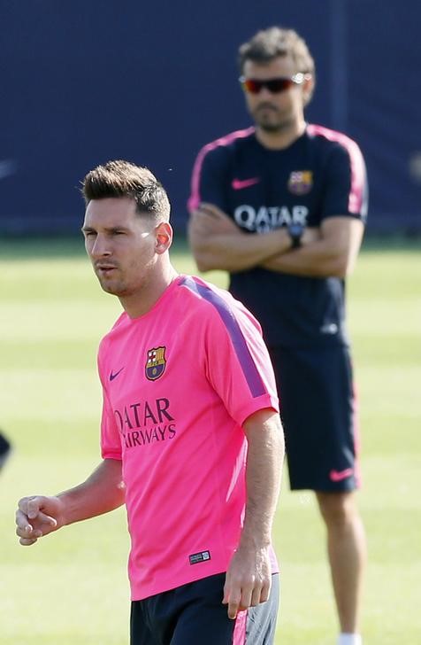 © Reuters. Técnico do Barcelona, Luis Enrique, observa atacante Lionel Messi durante treino no centro de treinamento da equipe nos arredores de Barcelona