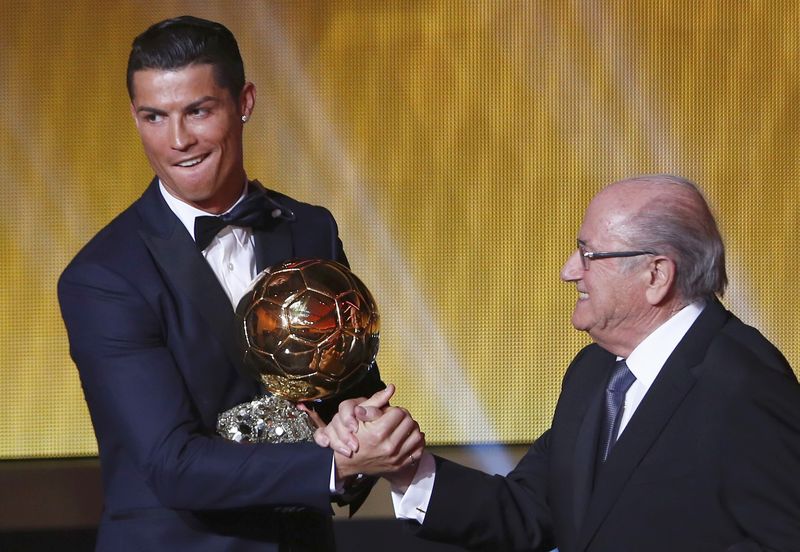 © Reuters. Real Madrid's Ronaldo is congratulated by FIFA President Blatter after winning FIFA Ballon d'Or 2014 in Zurich